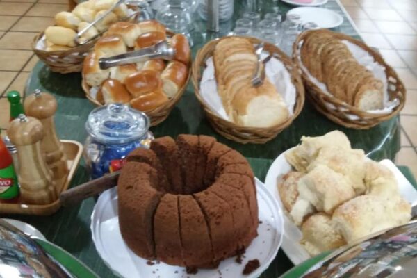café da mnhã com pães e bolos
